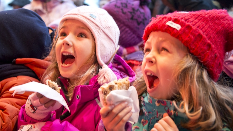 Kinderlachen -Weihnachtsbühnenzauber